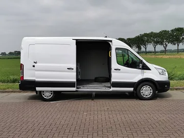 Kuljetusyritys Pakettiauto Ford Transit sisään Antwerpen Belgia