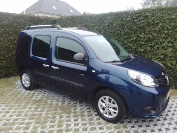 Kuljetusyritys Pieni pakettiauto Renault Kangoo sisään Muno Belgia
